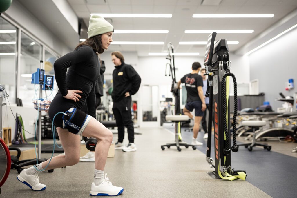 Athlete doing sports rehab on a quad injury at Bando Performance